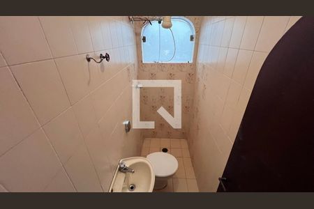 Casa para alugar com 929m², 4 quartos e 4 vagasBanheiro de serviço