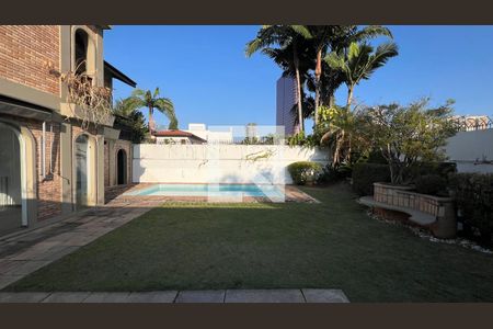 Casa para alugar com 929m², 4 quartos e 4 vagasQuintal