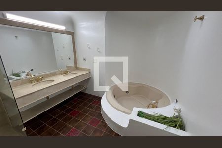 Casa para alugar com 929m², 4 quartos e 4 vagasBanheiro da Suíte 1