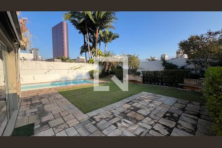 Casa para alugar com 929m², 4 quartos e 4 vagasQuintal