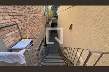 Casa para alugar com 929m², 4 quartos e 4 vagasCorredor lateral 