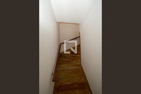 Casa à venda com 116m², 2 quartos e 2 vagasEscada