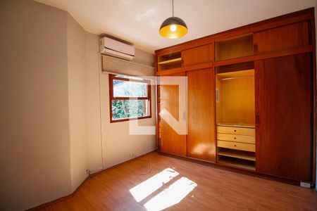 Casa à venda com 220m², 5 quartos e 2 vagasSuíte 1