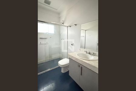 Casa de condomínio para alugar com 1100m², 3 quartos e 8 vagasBanheiro da Suíte 2