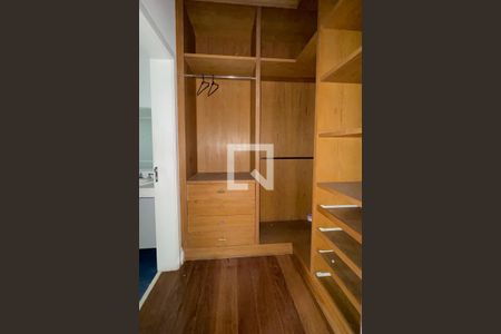 Casa de condomínio para alugar com 1100m², 3 quartos e 8 vagasCloset da suíte 2