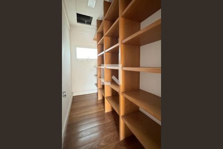 Casa de condomínio para alugar com 1100m², 3 quartos e 8 vagasDespensa