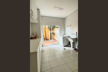 Casa de condomínio para alugar com 1100m², 3 quartos e 8 vagasÁrea de Serviço