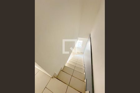 Casa para alugar com 90m², 2 quartos e 1 vagaEscada