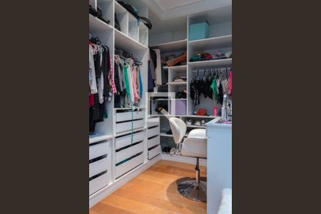 Casa de condomínio à venda com 580m², 4 quartos e 8 vagas Casa de condomínio à venda com 580m², 4 quartos e 8 vagasCloset da Suíte 3