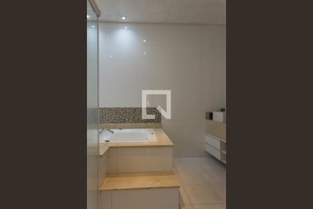 Casa de condomínio à venda com 580m², 4 quartos e 8 vagas Casa de condomínio à venda com 580m², 4 quartos e 8 vagasBanheiro da Suíte 1