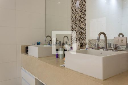 Casa de condomínio à venda com 580m², 4 quartos e 8 vagas Casa de condomínio à venda com 580m², 4 quartos e 8 vagasBanheiro da Suíte 1