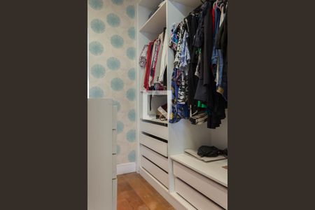 Casa de condomínio à venda com 580m², 4 quartos e 8 vagas Casa de condomínio à venda com 580m², 4 quartos e 8 vagasCloset da Suíte 1