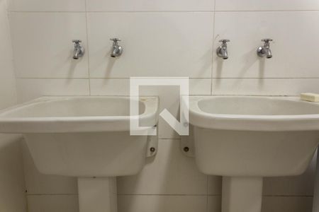 Casa de condomínio à venda com 580m², 4 quartos e 8 vagas Casa de condomínio à venda com 580m², 4 quartos e 8 vagasÁrea de Serviço