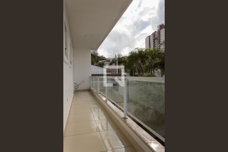 Casa de condomínio à venda com 580m², 4 quartos e 8 vagas Casa de condomínio à venda com 580m², 4 quartos e 8 vagasVaranda da Suíte 2