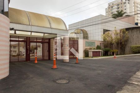 Casa de condomínio à venda com 580m², 4 quartos e 8 vagas Casa de condomínio à venda com 580m², 4 quartos e 8 vagasFachada