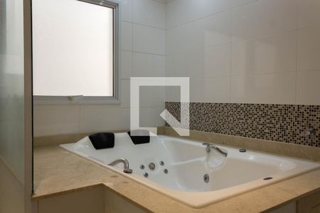 Casa de condomínio à venda com 580m², 4 quartos e 8 vagas Casa de condomínio à venda com 580m², 4 quartos e 8 vagasBanheiro da Suíte 1