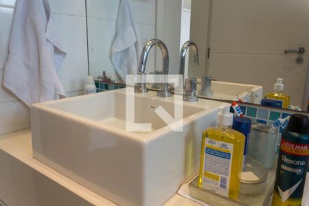 Casa de condomínio à venda com 580m², 4 quartos e 8 vagas Casa de condomínio à venda com 580m², 4 quartos e 8 vagasBanheiro da Suíte 2