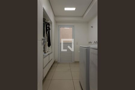 Casa de condomínio à venda com 580m², 4 quartos e 8 vagas Casa de condomínio à venda com 580m², 4 quartos e 8 vagasÁrea de Serviço