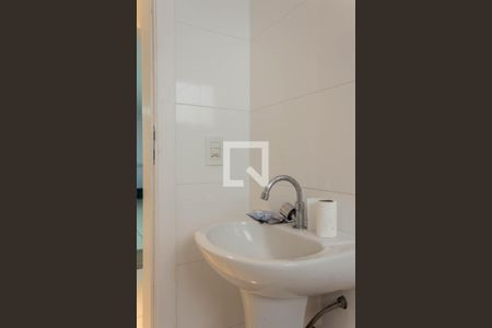 Casa de condomínio à venda com 580m², 4 quartos e 8 vagas Casa de condomínio à venda com 580m², 4 quartos e 8 vagasBanheiro de Serviço