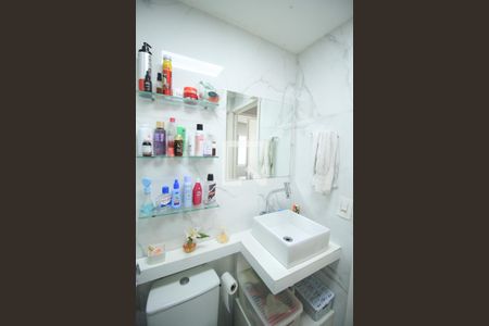 Apartamento à venda com 75m², 2 quartos e 2 vagas Apartamento à venda com 75m², 2 quartos e 2 vagasBanheiro