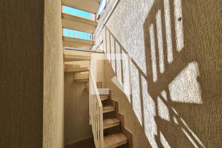 Casa à venda com 100m², 2 quartos e 2 vagas Casa à venda com 100m², 2 quartos e 2 vagasEscada para churrasqueira