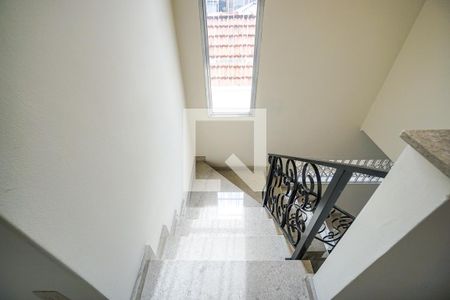 Casa à venda com 240m², 4 quartos e 2 vagasEscada