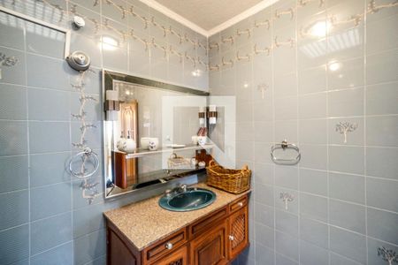 Casa à venda com 240m², 4 quartos e 2 vagasBanheiro da suíte