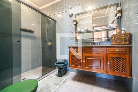 Casa à venda com 240m², 4 quartos e 2 vagasBanheiro da suíte