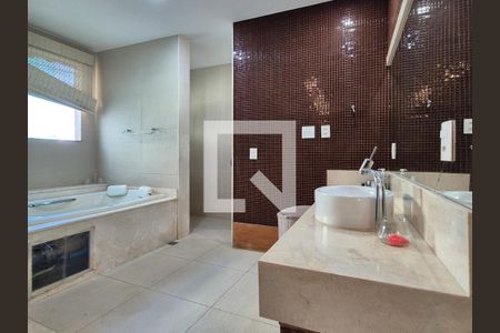 Apartamento para alugar com 380m², 5 quartos e 3 vagasBanheiro da Suíte 4