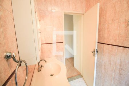 Casa à venda com 341m², 7 quartos e 2 vagas Casa à venda com 341m², 7 quartos e 2 vagasEdícula - Banheiro