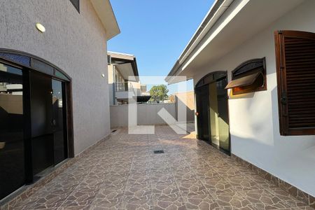 Casa de condomínio à venda com 209m², 3 quartos e 4 vagasQuintal