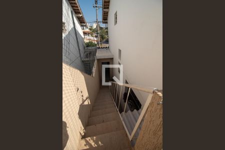 Casa à venda com 147m², 2 quartos e 2 vagasEscada