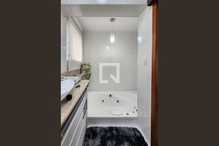 Casa à venda com 200m², 2 quartos e 2 vagasBanheiro da Suíte 