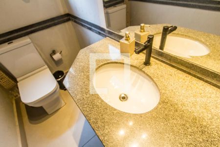 Casa de condomínio à venda com 380m², 4 quartos e 4 vagas Casa de condomínio à venda com 380m², 4 quartos e 4 vagasDetalhe do banheiro