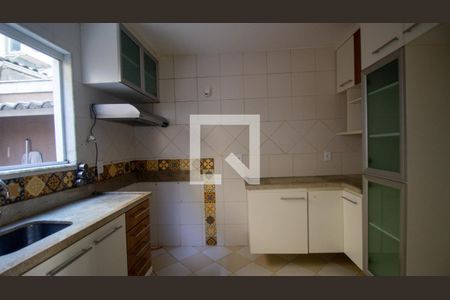 Casa à venda com 200m², 4 quartos e 2 vagasCozinha e Área de Serviço