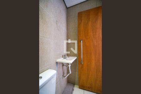 Casa de condomínio para alugar com 68m², 2 quartos e sem vaga Casa de condomínio para alugar com 68m², 2 quartos e sem vagaBanheiro social