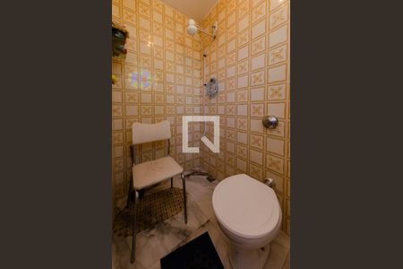 Casa à venda com 307m², 4 quartos e 4 vagas Casa à venda com 307m², 4 quartos e 4 vagasBanheiro de serviço