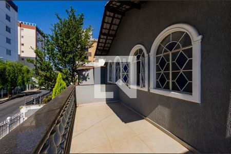 Casa à venda com 307m², 4 quartos e 4 vagas Casa à venda com 307m², 4 quartos e 4 vagasVaranda