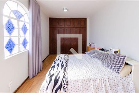 Casa à venda com 307m², 4 quartos e 4 vagas Casa à venda com 307m², 4 quartos e 4 vagasQuarto 3