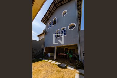 Casa à venda com 307m², 4 quartos e 4 vagas Casa à venda com 307m², 4 quartos e 4 vagasÁrea externa