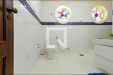 Casa à venda com 307m², 4 quartos e 4 vagas Casa à venda com 307m², 4 quartos e 4 vagasBanheiro