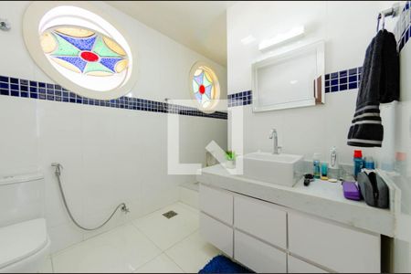 Casa à venda com 307m², 4 quartos e 4 vagas Casa à venda com 307m², 4 quartos e 4 vagasBanheiro