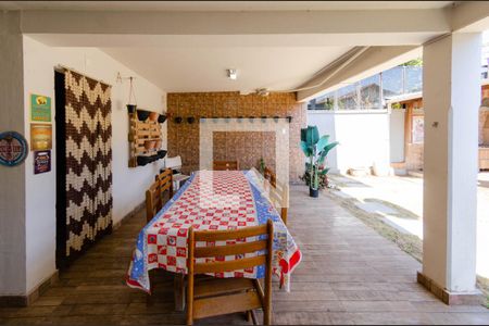 Casa à venda com 307m², 4 quartos e 4 vagas Casa à venda com 307m², 4 quartos e 4 vagasÁrea externa