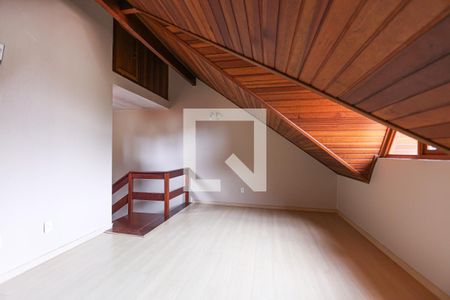 Casa de condomínio à venda com 130m², 3 quartos e 2 vagasSótão