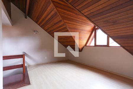Casa de condomínio à venda com 130m², 3 quartos e 2 vagasSótão