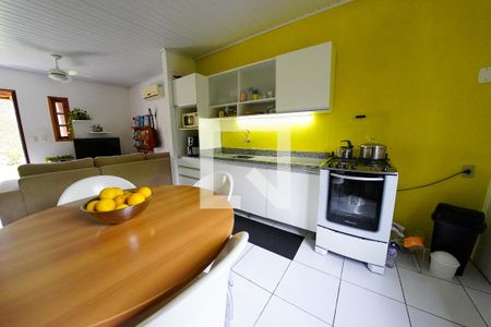 Casa à venda com 86m², 2 quartos e 2 vagas Casa à venda com 86m², 2 quartos e 2 vagasCozinha