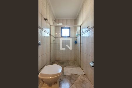 Casa à venda com 300m², 3 quartos e 4 vagas Casa à venda com 300m², 3 quartos e 4 vagasBanheiro da suíte