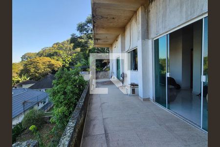 Casa de condomínio à venda com 570m², 5 quartos e 3 vagasVaranda da suite 1 e 2