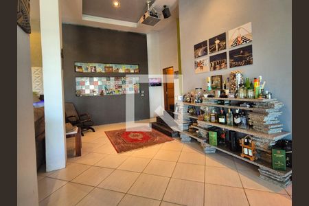 Sala de casa de condomínio à venda com 5 quartos, 570m² em Vargem Pequena, Rio de Janeiro