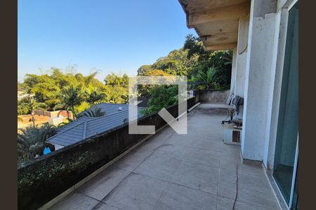 Casa de condomínio à venda com 570m², 5 quartos e 3 vagasVaranda da suite 1 e 2